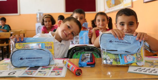 Burdur Belediyesi'nden Kırtasiye Desteği (1)