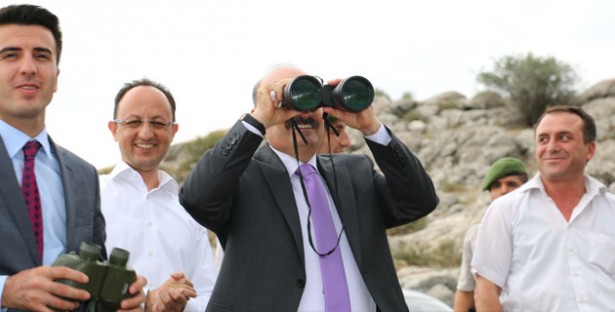 Vali Kürklü Flamingoları Gözlemledi