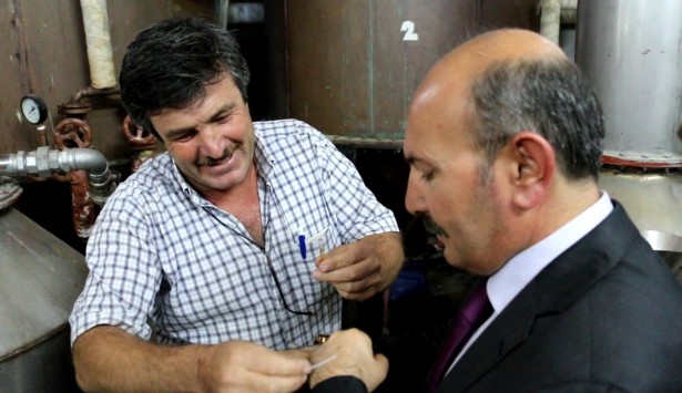 Vali Kürklü Gül Yağını Denedi