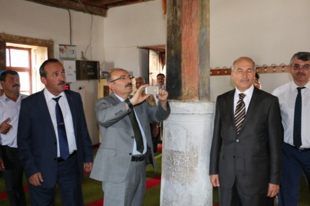 Vali Kürklü Tarihi Cami'yi İnceledi ve Fotoğrafladı (1)