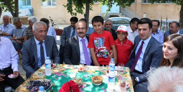 Vali Kürklü Çocuklarla Fotoğraf Çekildi