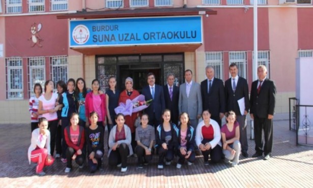 Vali Yılmaz'dan Suna Uzal Ortaokulu'na Ziyaret_1
