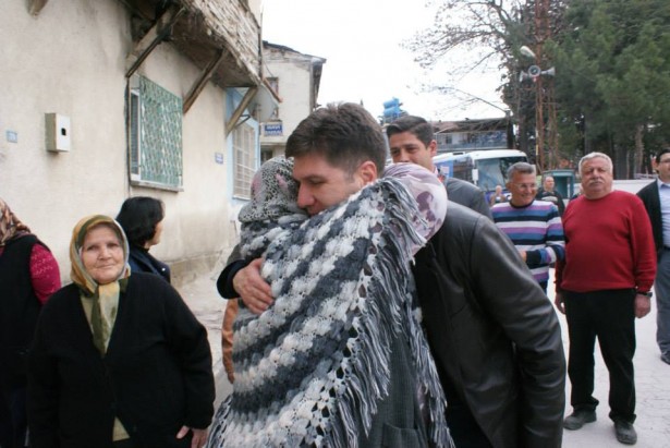 Yenice Mahalle Ercengiz'i kucakladı (1)