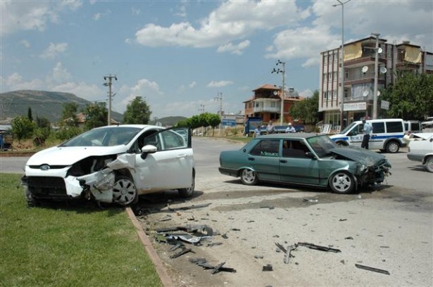 burdur bucakta iki otomobil carpisti