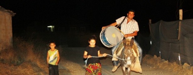 esekli-davulcu-bahsise-cikti