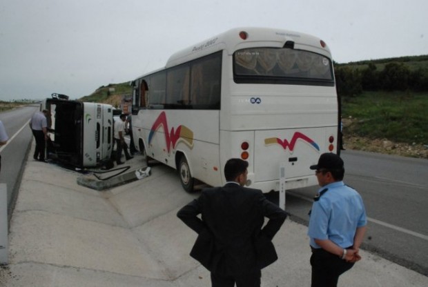 öğrenci minibüsü devrildi