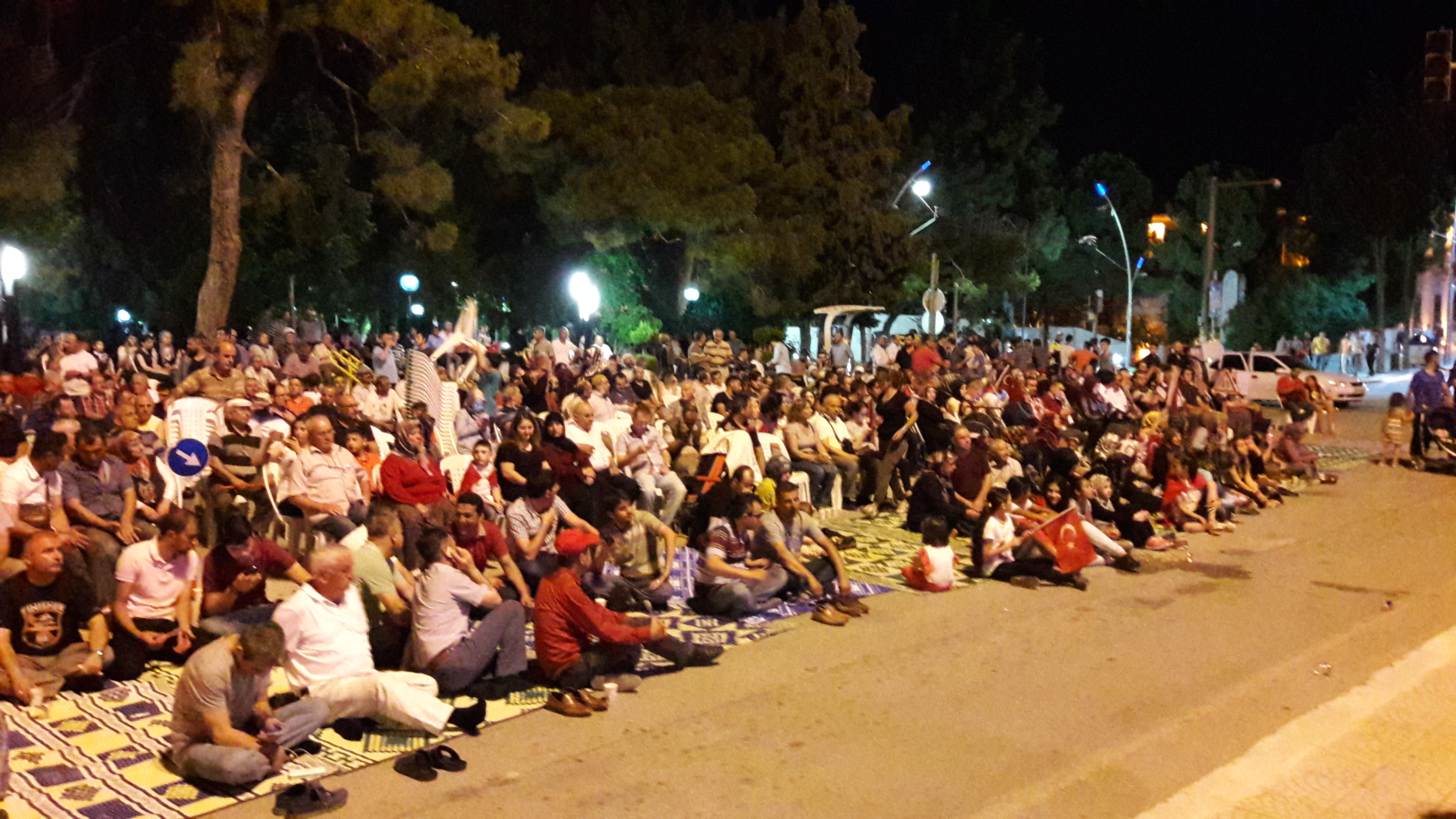Burdur halkı demokrasi nöbetini sürdürüyor