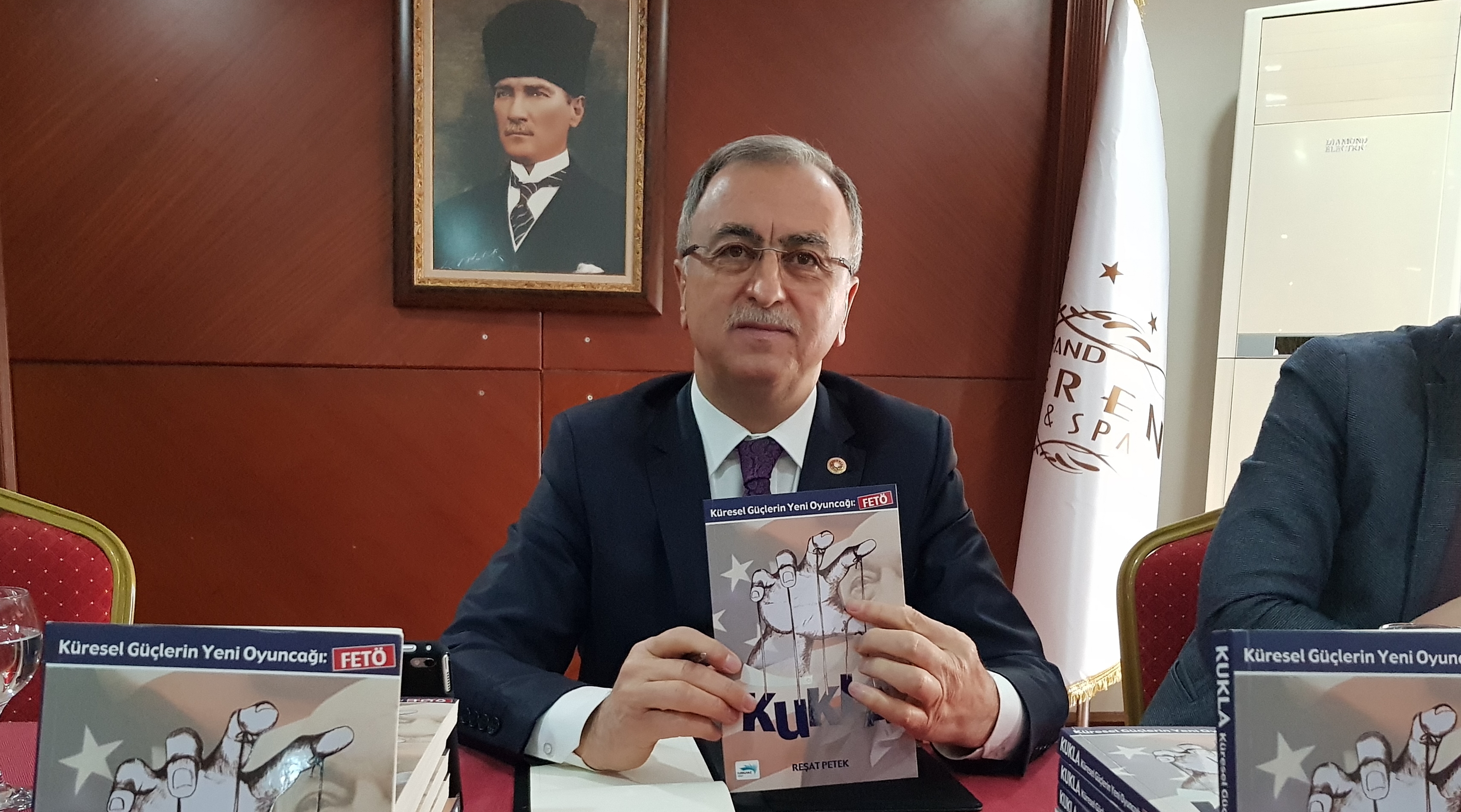 Milletvekili Petek, küresel güçlere “KUKLA olanları” yazdı