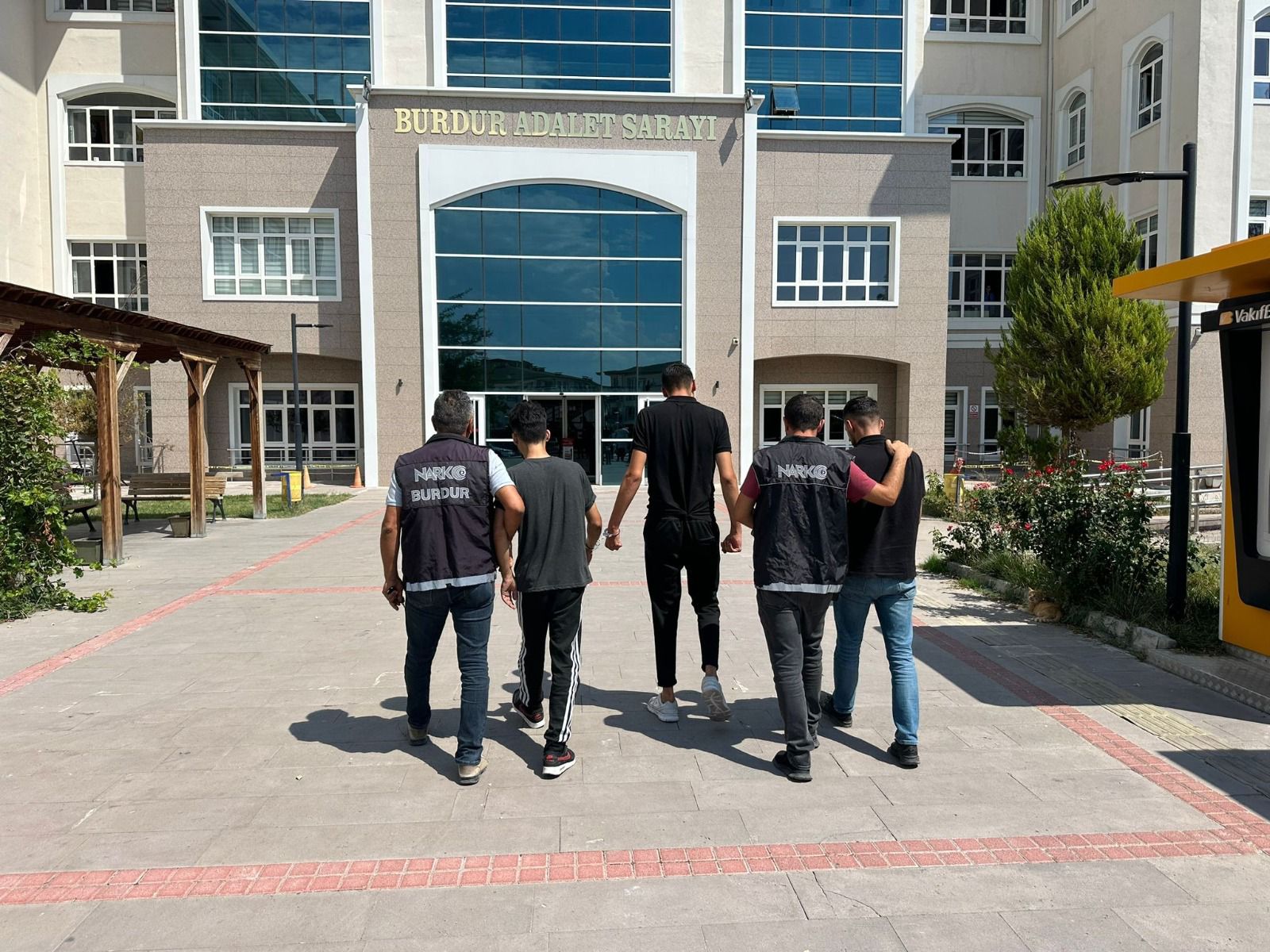 Emniyet Ekiplerinden Uyuşturucu Operasyonu: 3 Kişi Yakalandı