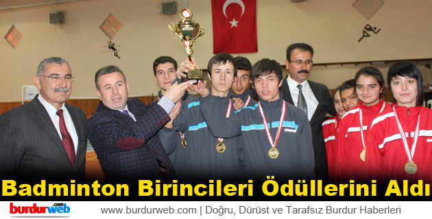 Badminton Birincileri Ödüllerini Aldı