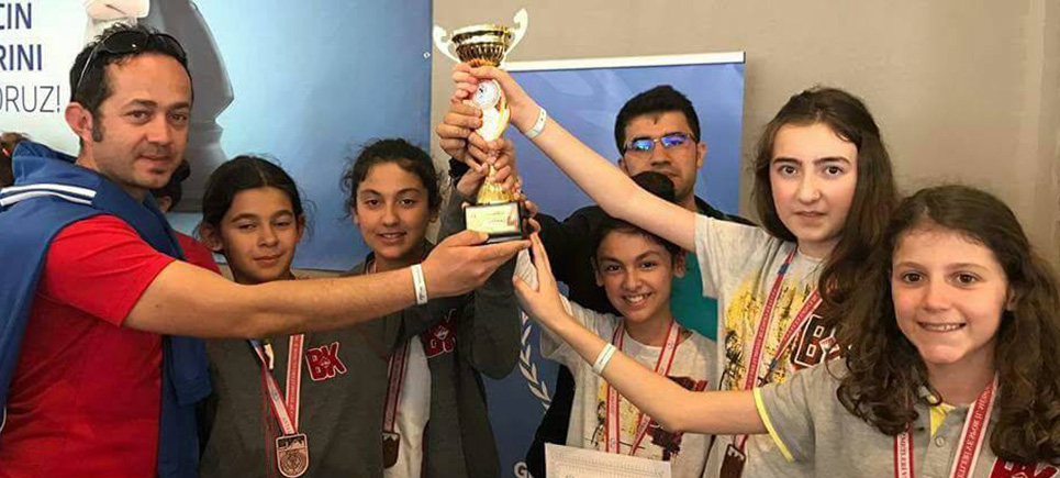 Burdur Bahçeşehir Koleji kupalara doymuyor
