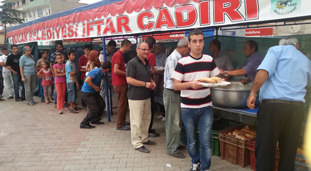 Bucak Belediyesi İftar Çadırına Yoğun İlgi