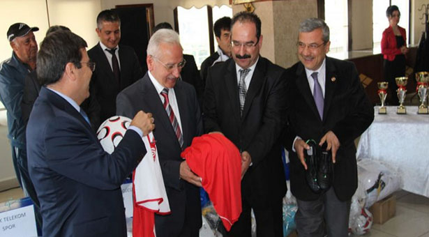 Burdur Amatör Spor Kulüplerine Malzeme Yardımı Yapıldı