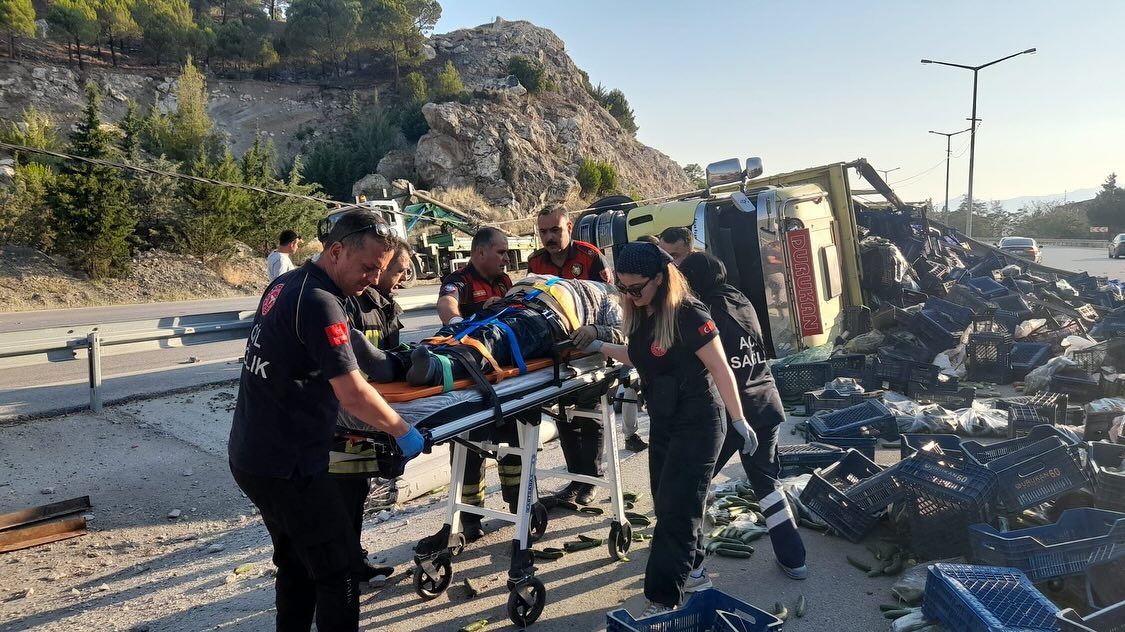 Burdur’da Sebze Yüklü Tır Devrildi
