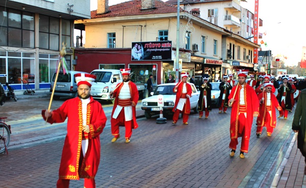 Cumhuriyet Caddesi’nden Mehteran geçti