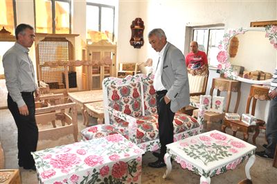 Gül Motifli Mobilyalar Satışa Sunulacak
