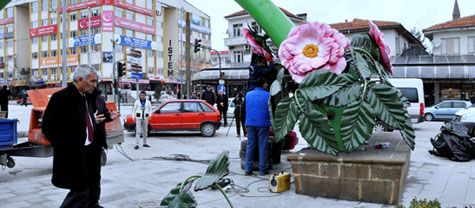 Gül maketlerinin montajı devam ediyor