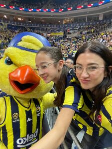 Eşref Rüya’nın yıldızı Ceren Benderlioğlu’nun kızıyla maç keyfi