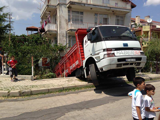 Isparta’da Kamyon Evin Bahçesine Daldı