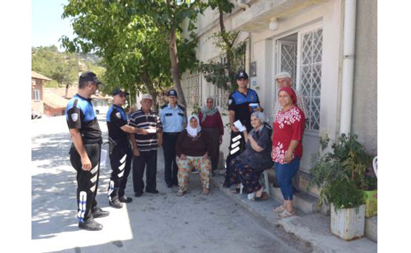 Polisler Kapı Kapı Dolaşarak Vatandaşları Bilgilendiriyor