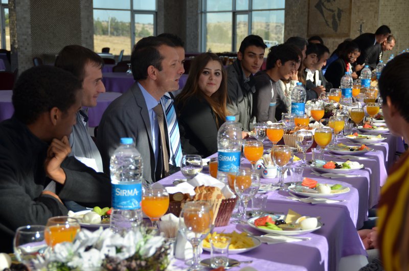 Rektör SAATCI’den Yabancı Uyruklu Öğrencilere Kahvaltı