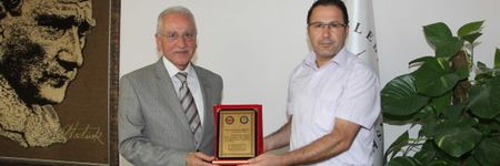 Sağlık Sen den Başkan Akkaya’ya teşekkür plâketi