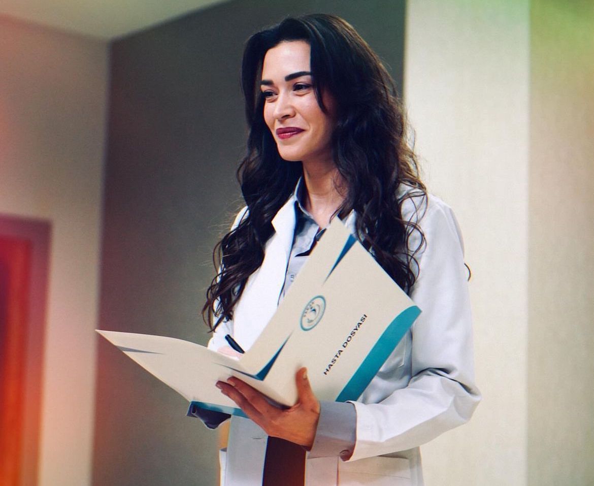 Bahar Dizisinin Rengin’i Kimdir? Ecem Özkaya Kaç Yaşında, Hangi Dizilerde Rol Aldı?