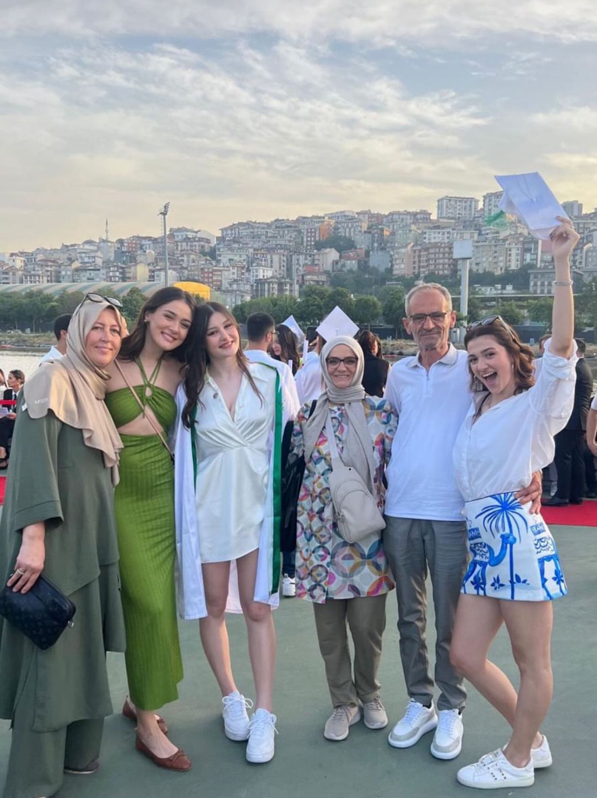 Zehra Güneş’in Aile Fotoğrafı Olay Oldu!