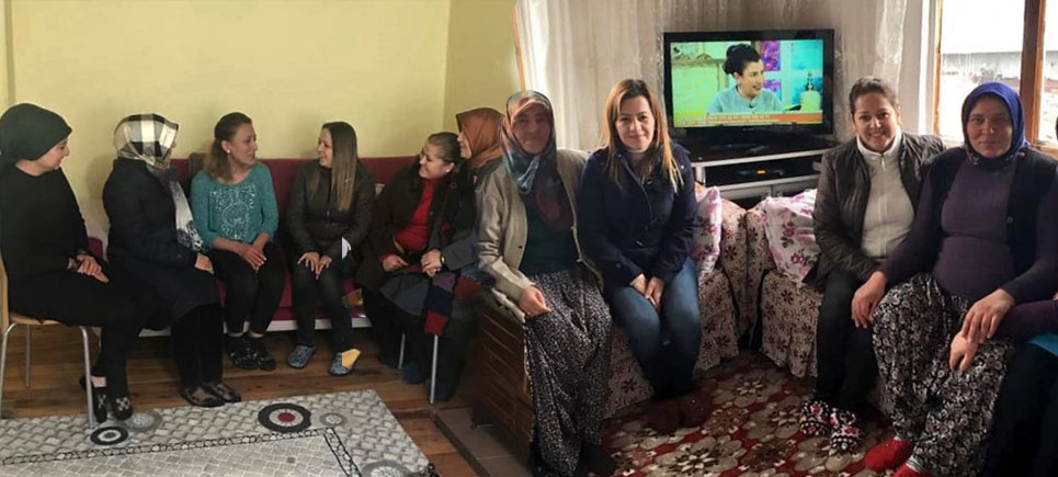 AK Kadınlar kapı kapı geziyor
