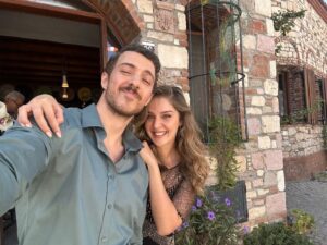 Cennetin Çocukları’nın Adem ve Sezen’i Ali Gözüşirin ve Ecem Çalhan’dan afişe tepki pozu