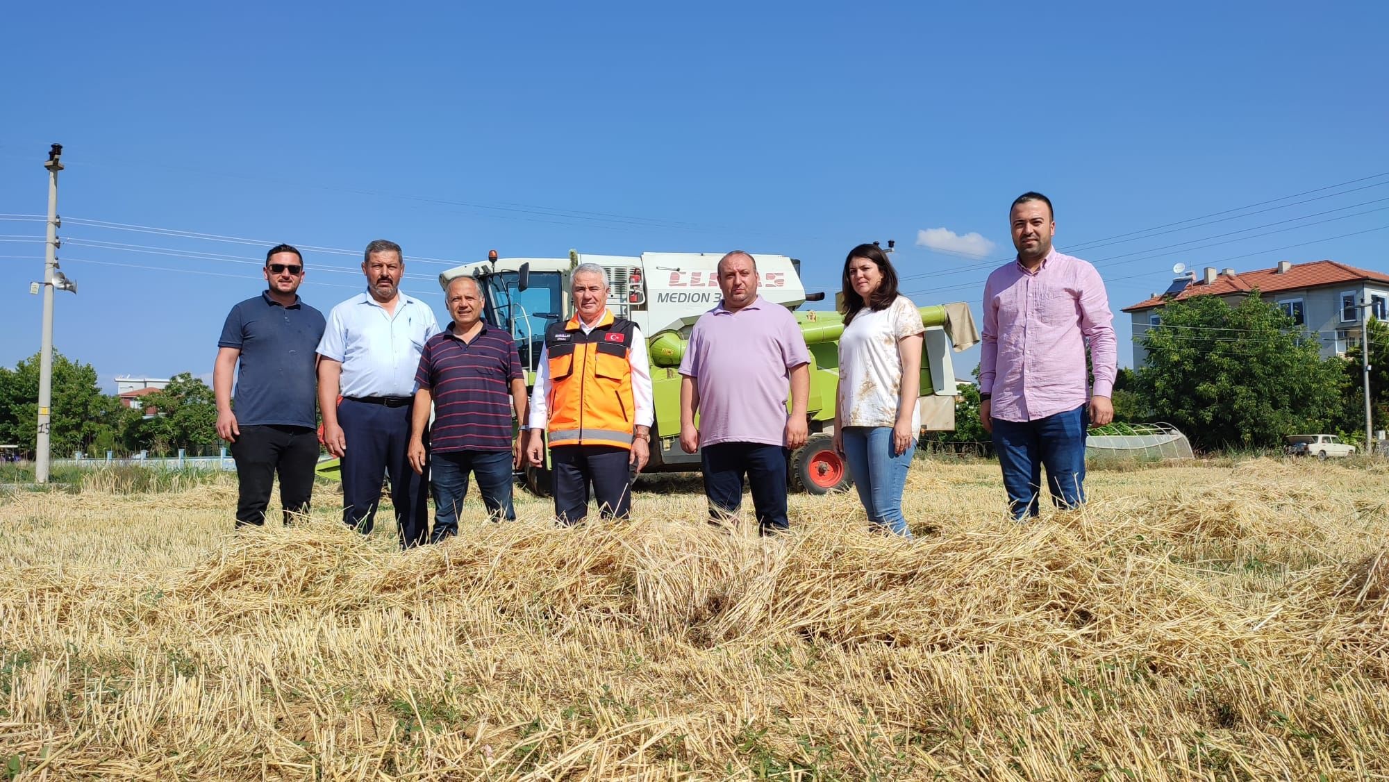 Bucak Belediyesi ürettiği arpaları hasat etti