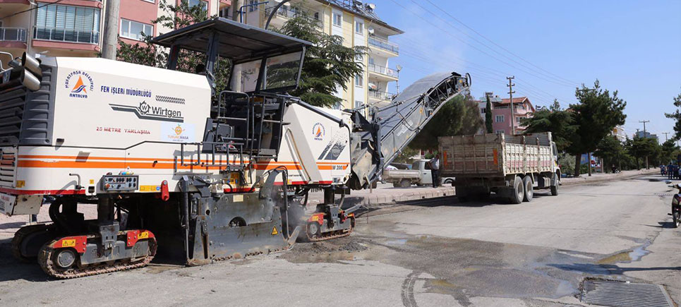 Muratpaşa Belediyesi’nden asfalt kırma makinesi desteği
