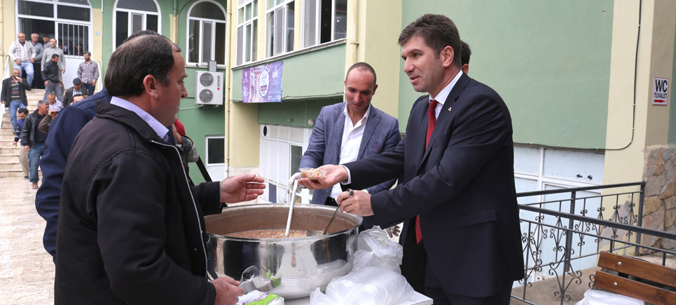 Burdur Belediyesi aşure dağıttı