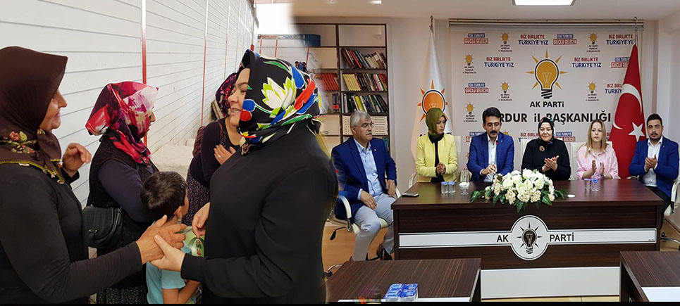 Ayşen Gürcan’dan önce halk pazarını sonra AK Parti’ye ziyaret