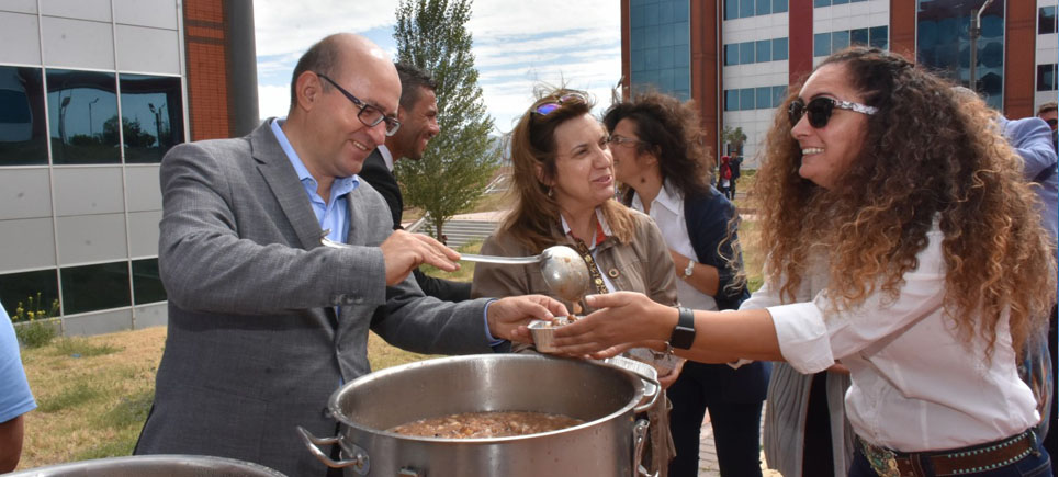 Rektör Korkmaz öğrencilere aşure dağıttı
