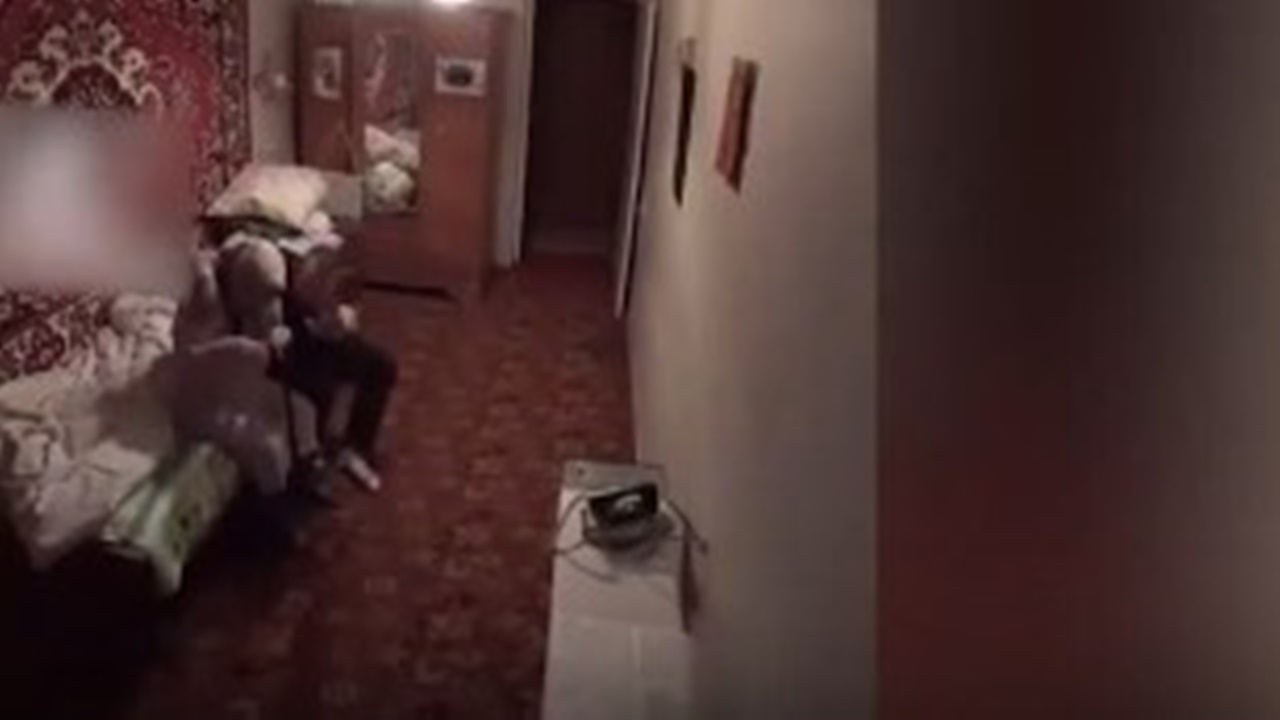 Geceleri Babaannesinin Odasından Garip Sesler Geliyordu! Kamera Yerleştirdi, Gördüklerine İnanamadı