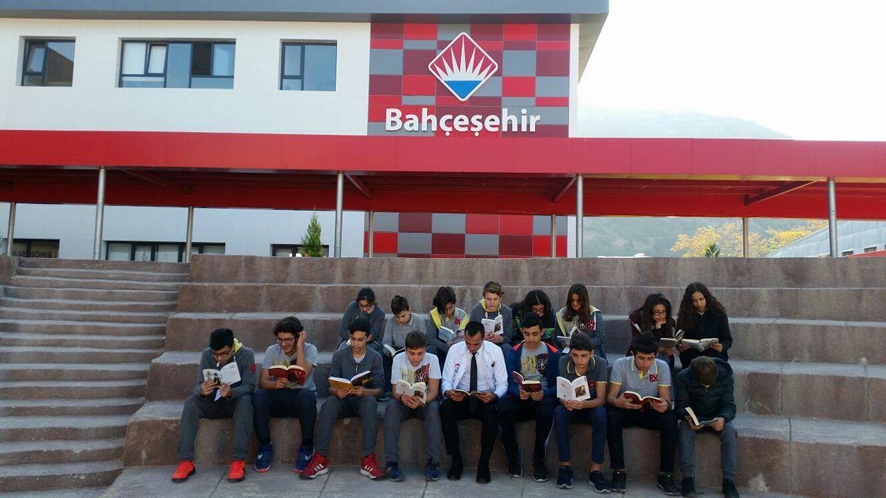 Burdur Bahçeşehir Koleji kitap okuyor