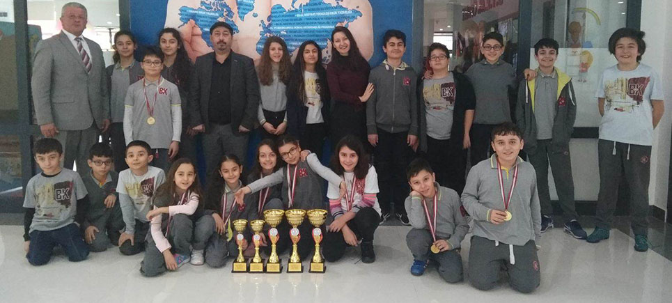 Burdur Bahçeşehir Koleji kupalara doymuyor