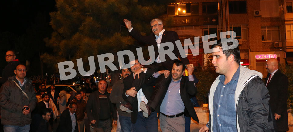 Milletvekili Bayram Özçelik omuzlarda getirildi