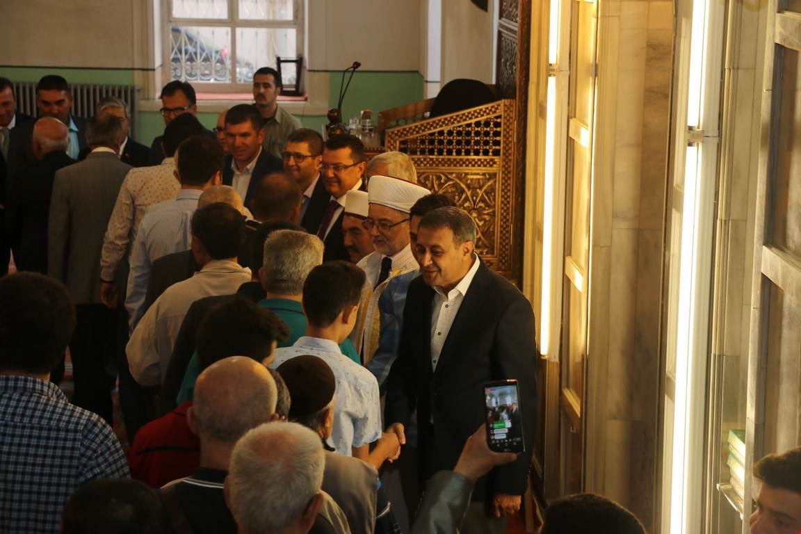 Burdur protokolü halkla bayramlaştı