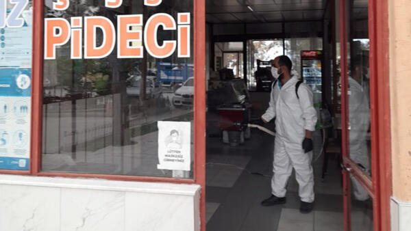 Burdur Belediyesi’nden esnafa ilaçlama desteği