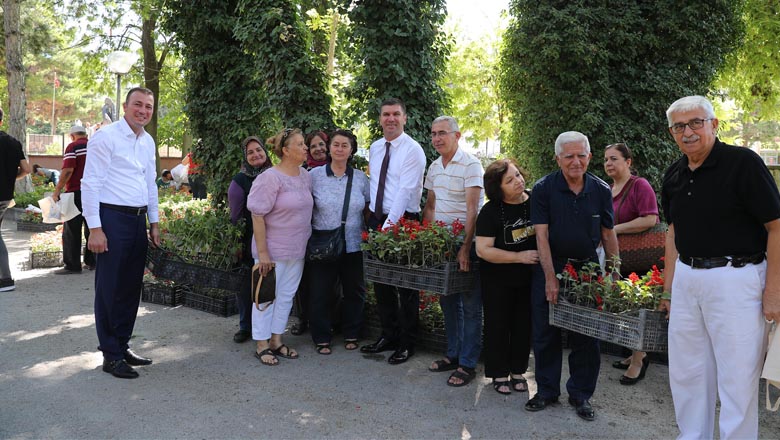 Burdur Belediyesi’nden ücretsiz çiçek dağıtımı