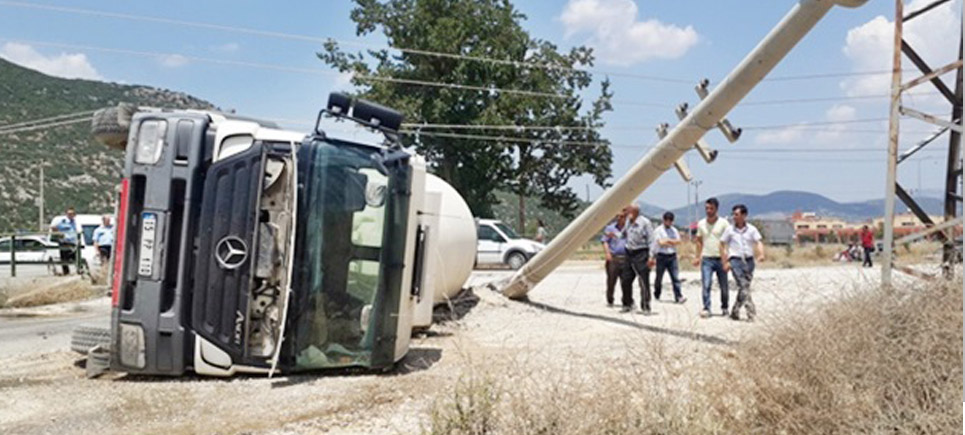Bucak Turba Yolunda Beton Mikseri Devrildi