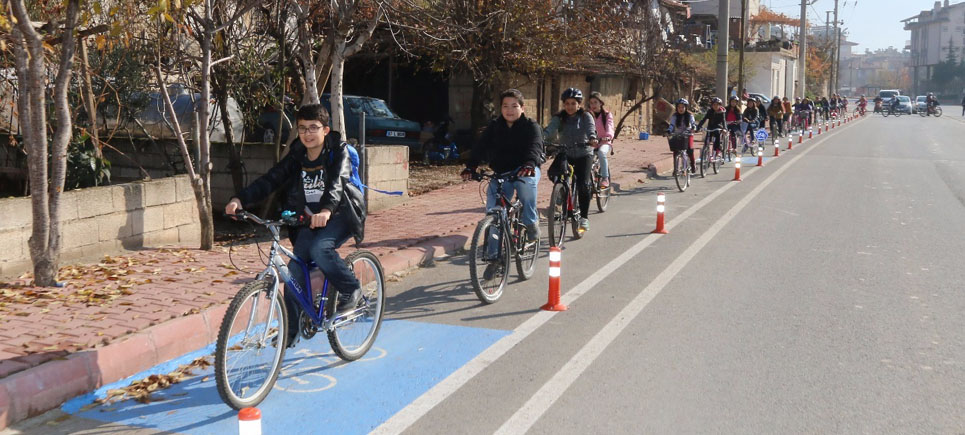 Bucak’ta öğrenciler bisiklet yolunda