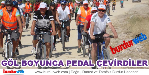 Göl Boyunca Pedal Çevirdiler