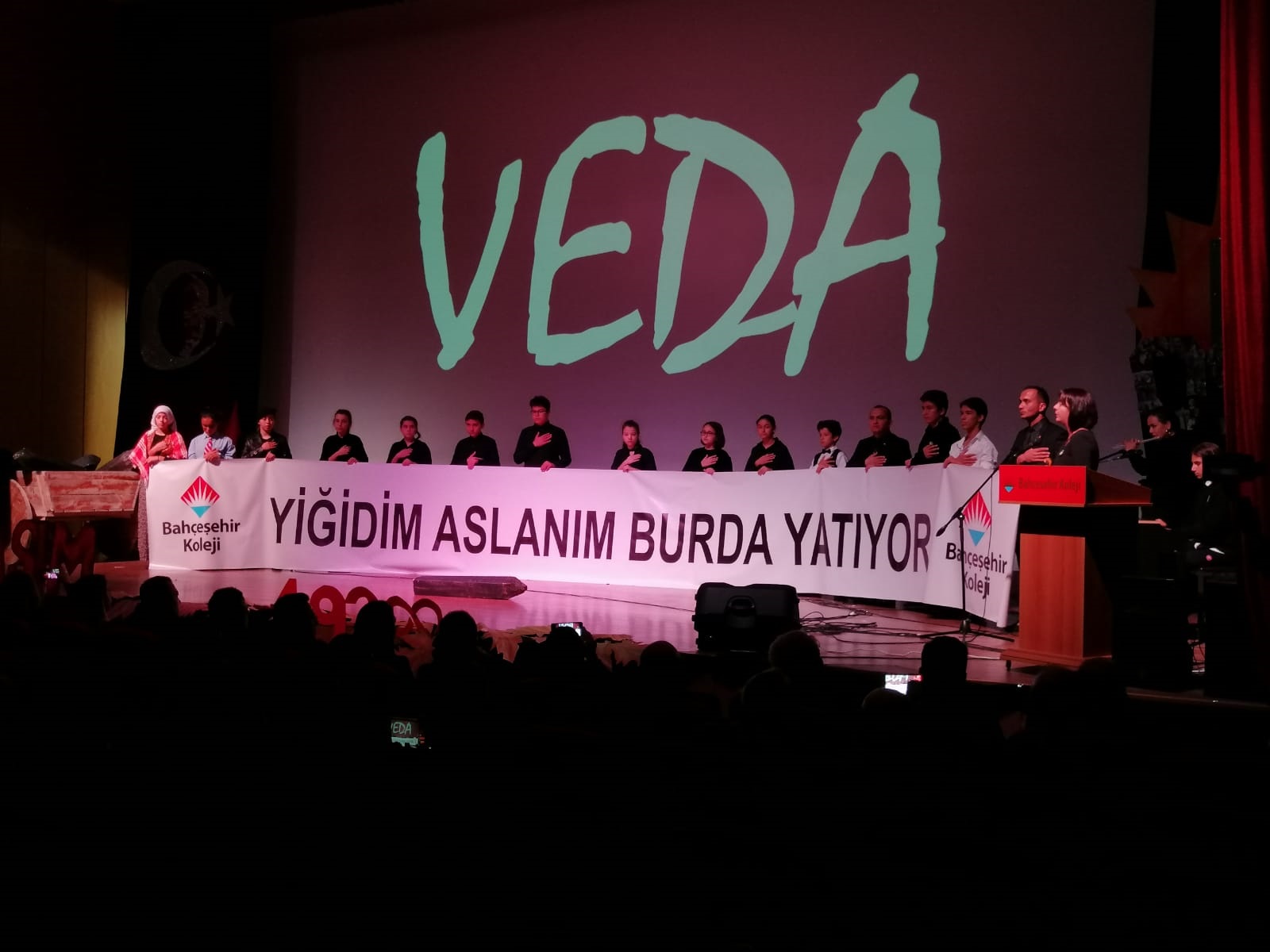 Bahşehir Koleji’nde Atamızın hatırasına yakışan anma