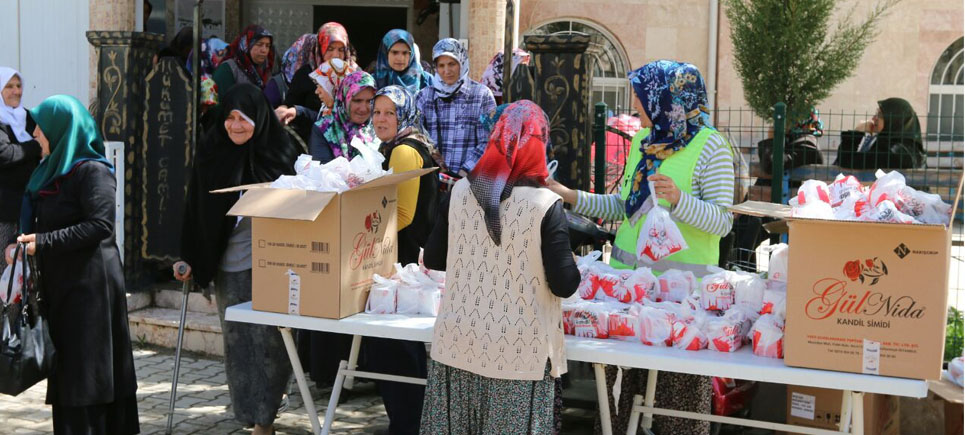 Bucak Belediyesi’nden kandil simiti ve süt dağıtımı