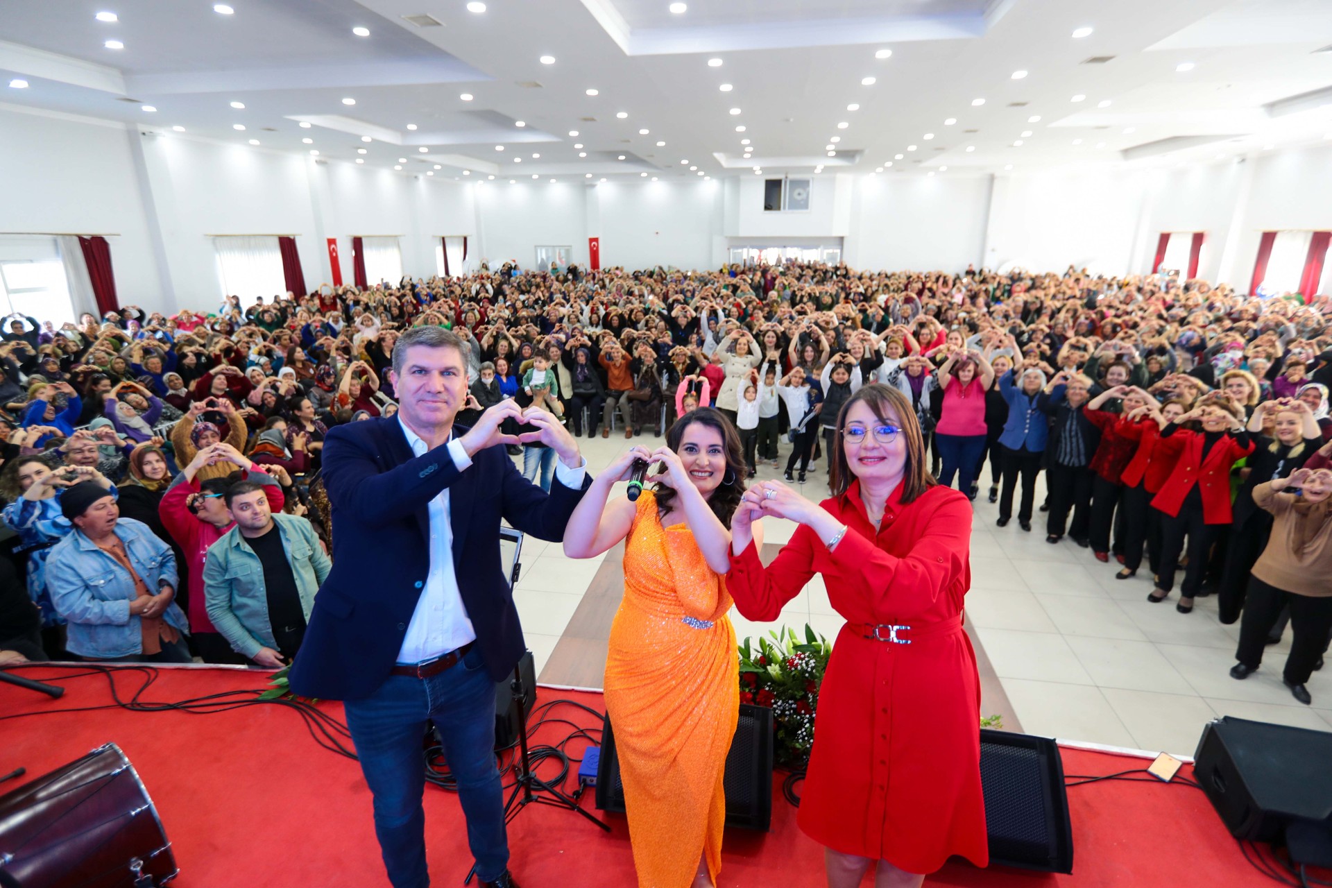 Burdur Belediyesi’nden Kadınlar Günü matinesi