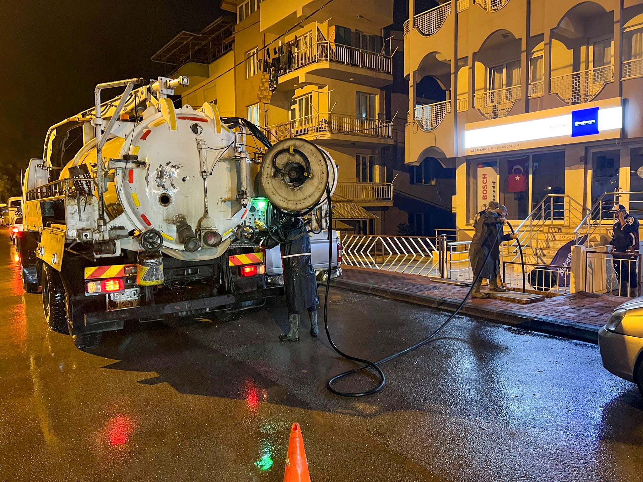 Burdur Belediyesi Sağanak Yağışa Karşı Tam Kadro