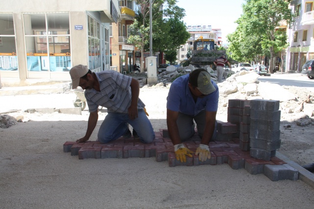 Burdur Cumhuriyet Caddesi’nde Kaldırımlar Yenileniyor